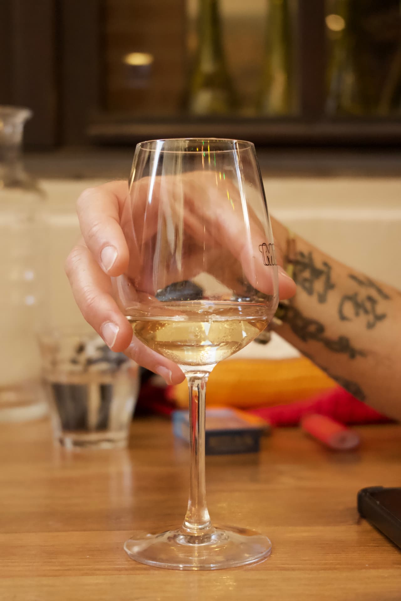 Verre de vin blanc au comptoir de Moult
